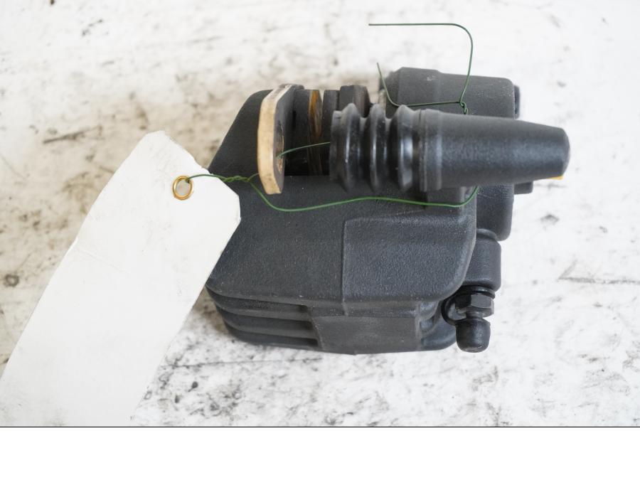 Höger sida på <p>Bromsok bak från Kawasaki Versys 650 ABS 2007.</p>

<p>Tokico, ett kolvs ok.</p> motorcykel.