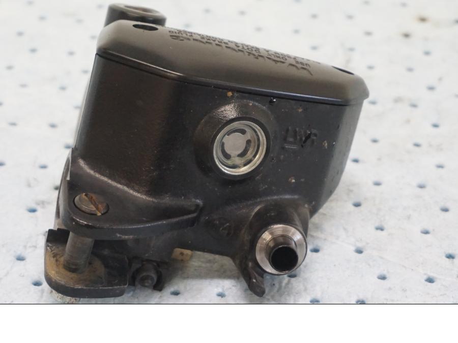 Framsidan på Bromshuvudcylinder från en Kawasaki Z 900 -2019 motorcykel.