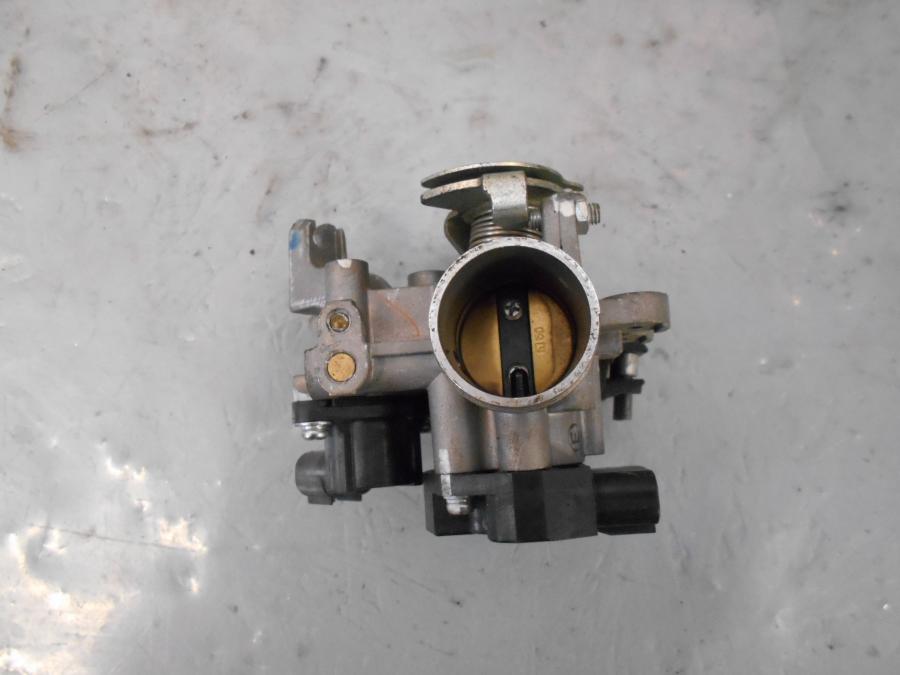 Baksidan på Spjällhus från en Yamaha YZF-R 125 -2012 motorcykel.