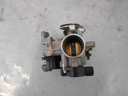 Baksidan på Spjällhus från en Yamaha YZF-R 125 -2012 motorcykel.