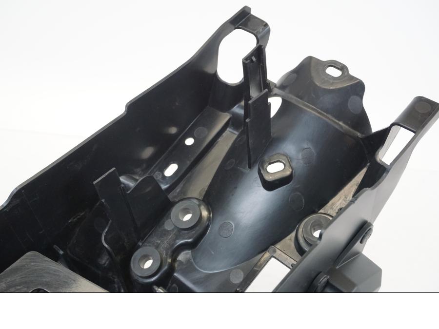 Snett uppifrån på Batterihållare från en Yamaha MT-09 -2021 motorcykel.