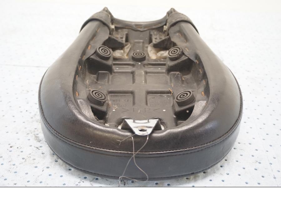 Vänster sida på Sadel från en Yamaha XV 1600 -1999 motorcykel.