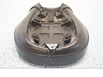 Vänster sida på Sadel från en Yamaha XV 1600 -1999 motorcykel.