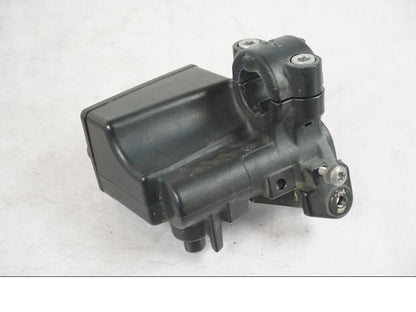 Höger sida på Bromshuvudcylinder från en Triumph Tiger Explorer -2013 motorcykel.