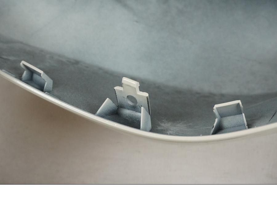 Snett nerifrån på Bensintankskåpa från en BMW G 310 R -2021 motorcykel.