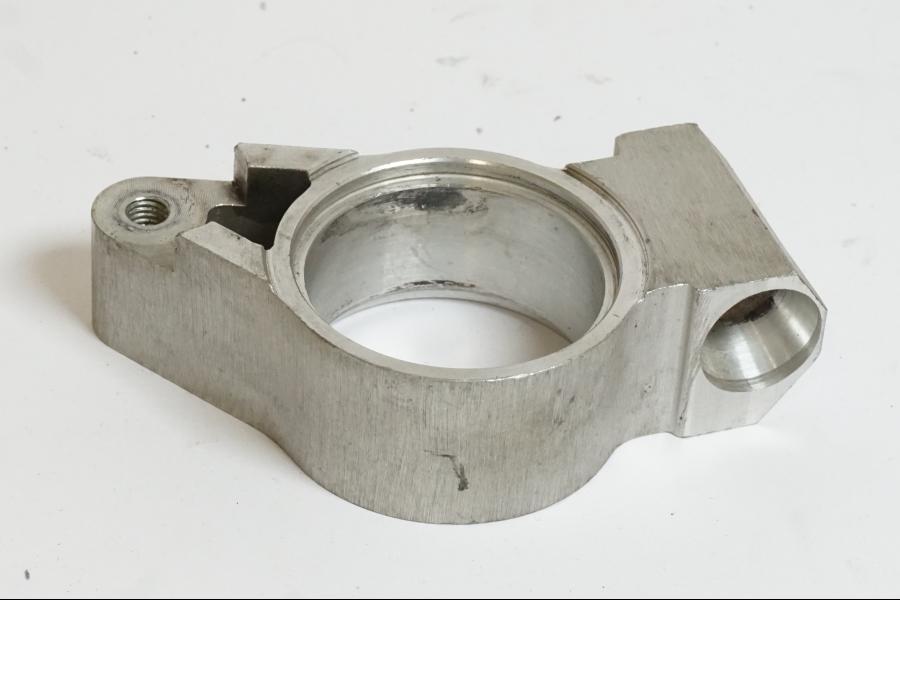 Framsidan på Styrfäste från en Yamaha FZR 1000 -1991 motorcykel.