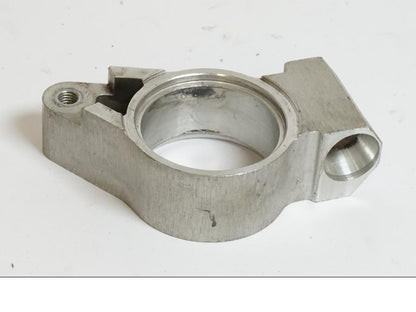 Framsidan på Styrfäste från en Yamaha FZR 1000 -1991 motorcykel.