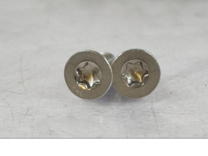 Baksidan på Fotpinnefäste inre från en BMW R 1200 R -2007 motorcykel.