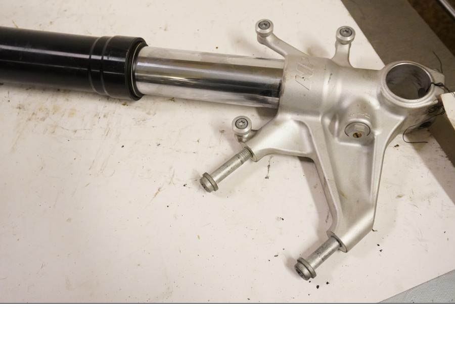 Vänster sida på Gaffelben från en KTM RC8 -2009 motorcykel.