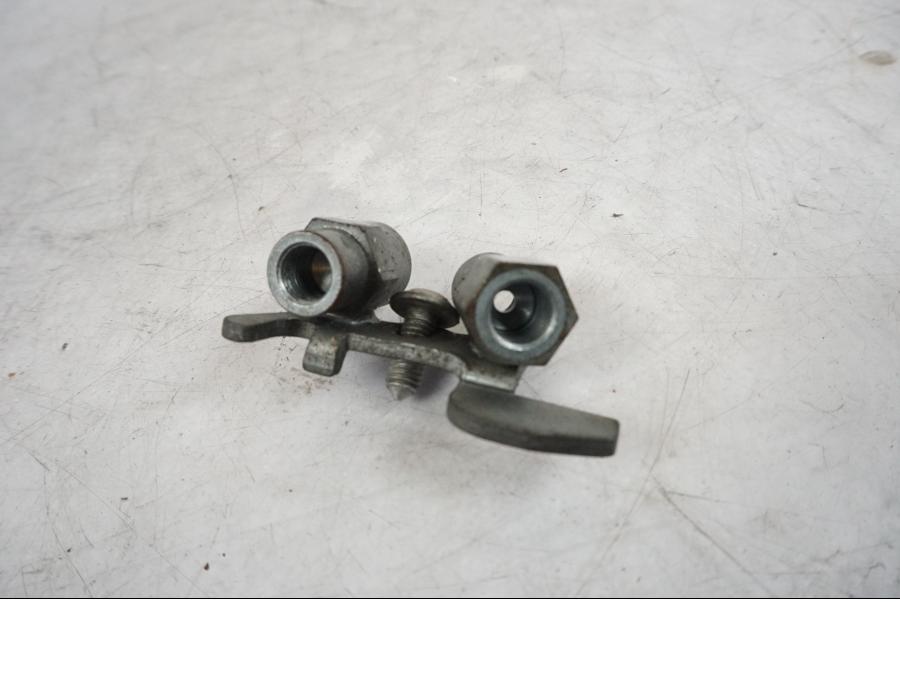 Baksidan på Bromsfördelare från en BMW R 850 R -2004 motorcykel.