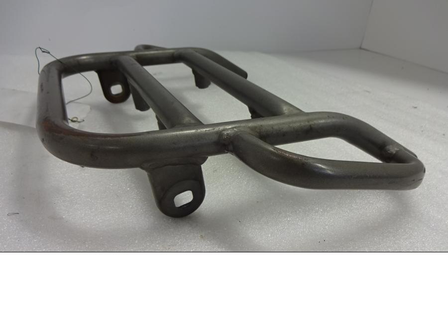 Snett uppifrån på Pakethållare från en Suzuki DR 650 -1993 motorcykel.