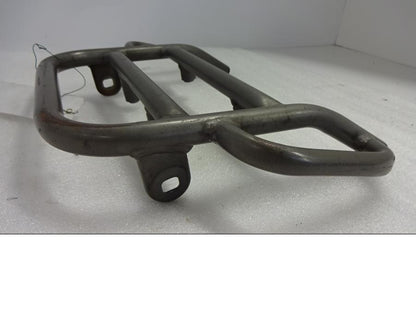 Snett uppifrån på Pakethållare från en Suzuki DR 650 -1993 motorcykel.