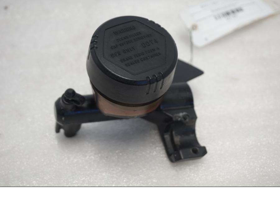 Framsidan på Bromshuvudcylinder från en BMW K 1300 R -2011 motorcykel.