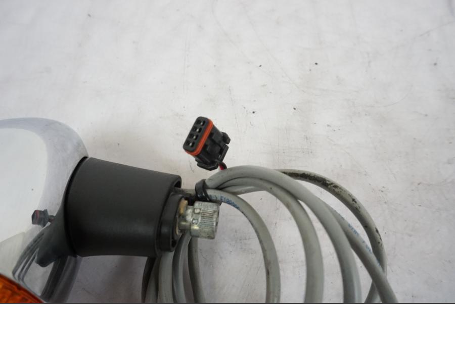 Snett nerifrån på Blinkers LED från en H-D Softail Sport Glide FLSB -2022 motorcykel.