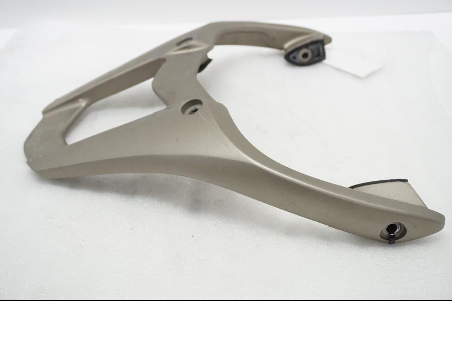 Höger sida på Passagerarhandtag från en Yamaha TDM 900 -2002 motorcykel.