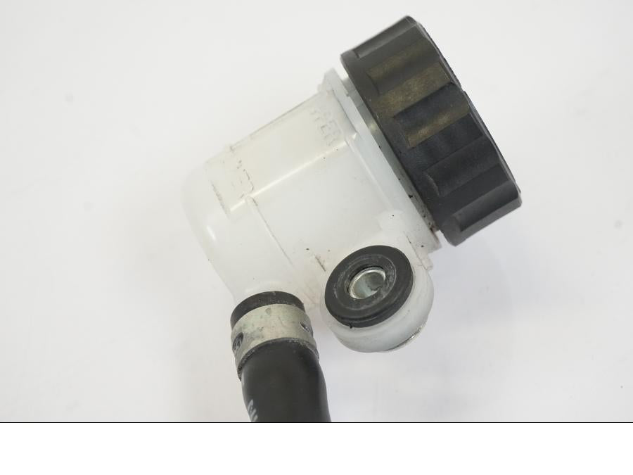 Vänster sida på Bromshuvudcylinder från en Yamaha MT-07 -2016 motorcykel.