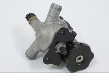 Snett uppifrån på Vattentermostathus från en Kawasaki VN 1500 -2002 motorcykel.