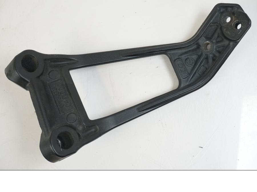 Vänster sida på Fotpinnefäste från en KTM 1290 Super Duke R -2015 motorcykel.