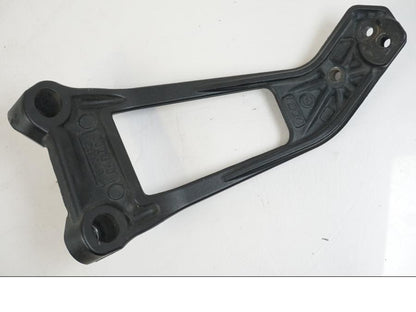 Vänster sida på Fotpinnefäste från en KTM 1290 Super Duke R -2015 motorcykel.