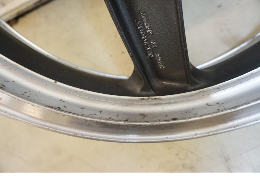 Höger sida på Fälg från en Kawasaki ZZR 1100 -1994 motorcykel.