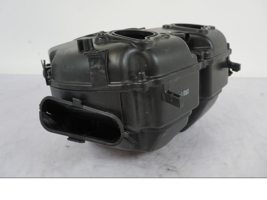 Snett uppifrån på Luftburk från en Honda VFR 1200 -2010 motorcykel.