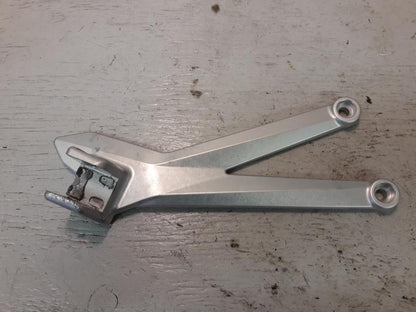 Framsidan på Fotpinnefäste från en KTM 690 SMC -2016 motorcykel.