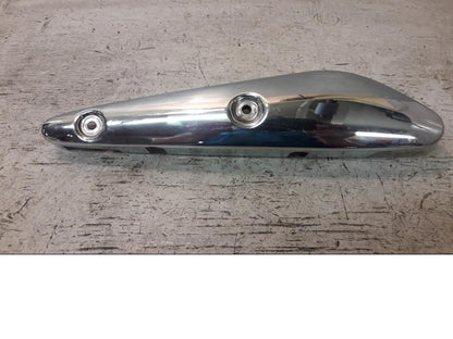 Framsidan på Bakskärmstag från en Suzuki VZ 1600 -2005 motorcykel.