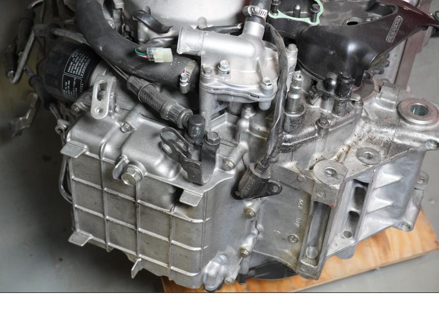 Baksidan på Motor från en Honda VFR 800 -2008 motorcykel.