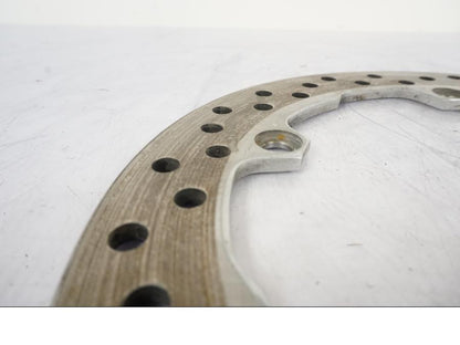 Snett nerifrån på Bromsskiva från en Honda VFR 1200 -2010 motorcykel.