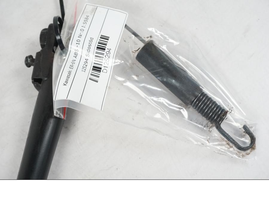 Vänster sida på Sidostöd från en Kawasaki ER-6N ABS -2010 motorcykel.