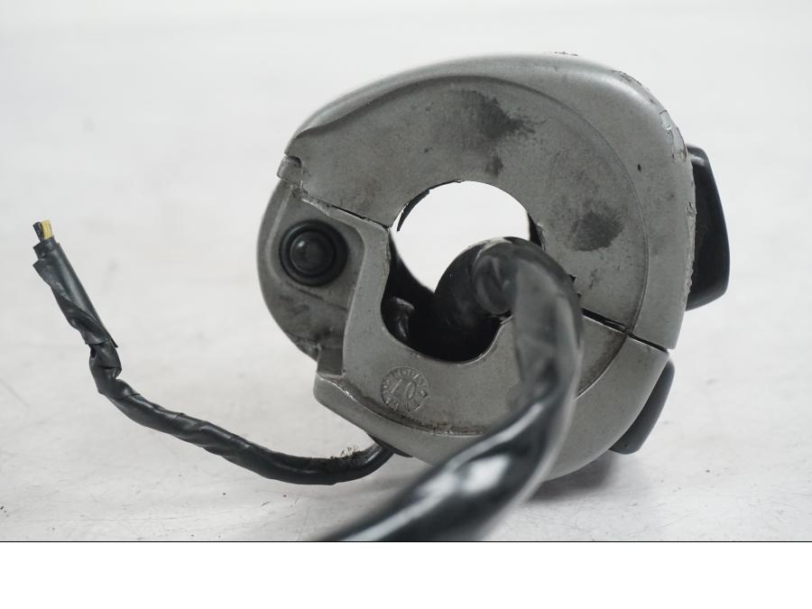 Snett uppifrån på Styrelreglage från en H-D Softail FXCW Rocker -2008 motorcykel.