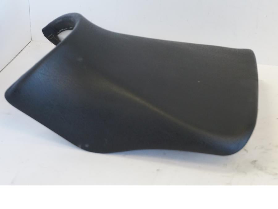 Framsidan på Sadel från en Yamaha YZF 1000 R -1997 motorcykel.