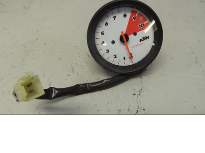 Framsidan på Varvräknare från en KTM 640 Duke -2002 motorcykel.