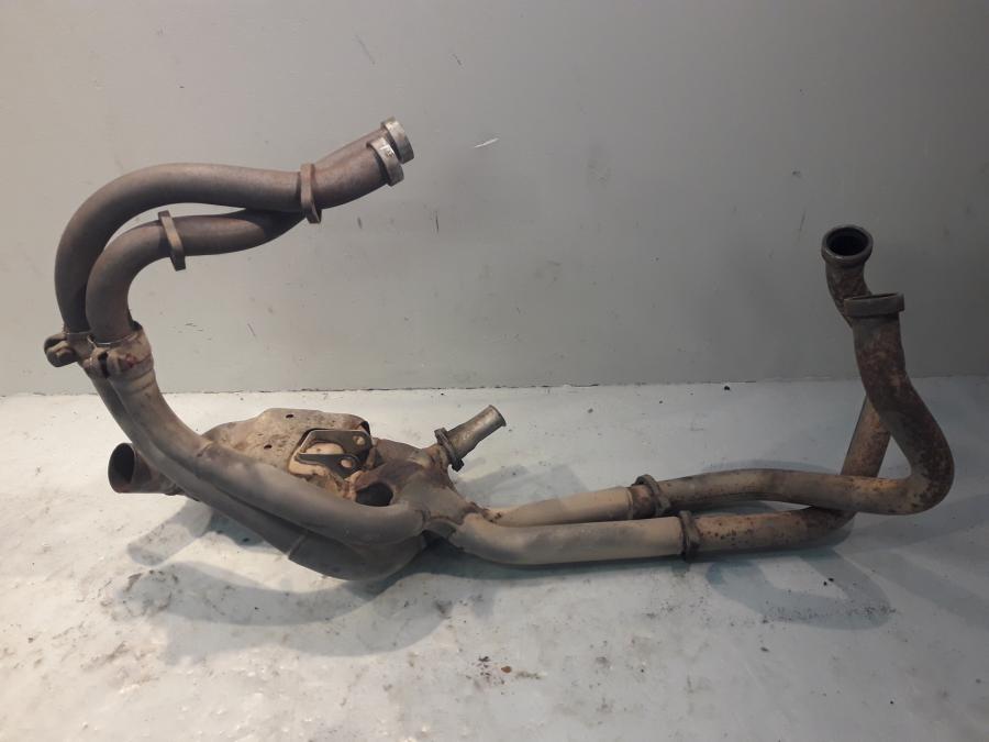 Framsidan på Grenrör från en Honda VFR 800 -2000 motorcykel.