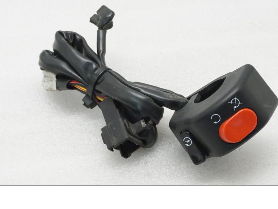 Baksidan på Styrelreglage från en Triumph Daytona 675 -2008 motorcykel.