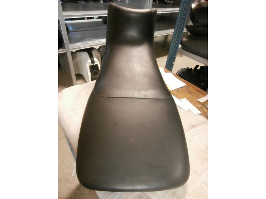 Höger sida på Sadel från en Cagiva Gran Canyon 900 ie -1998 motorcykel.