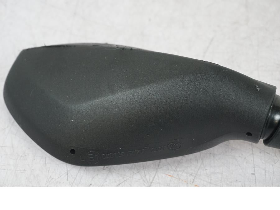 Snett nerifrån på Backspegel från en BMW R 1300 GS -2024 motorcykel.