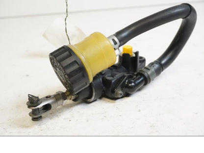 Baksidan på Bromshuvudcylinder från en Yamaha YZF 1000 R1 -2003 motorcykel.