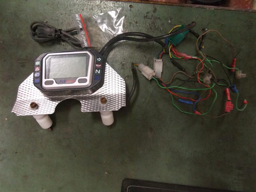 Framsidan på Instrumentpanel från en Yamaha XJR 1300 -2002 motorcykel.