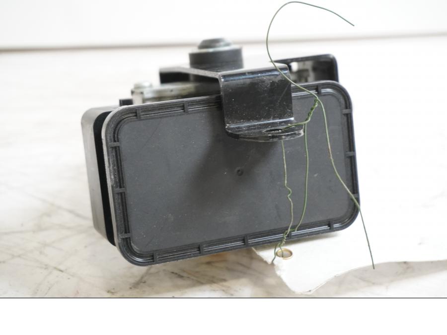 Höger sida på ABS Modulator från en Kawasaki Ninja 300 -2013 motorcykel.