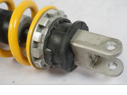 Baksidan på Stötdämpare från en Honda CBR 1000 RR -2007 motorcykel.