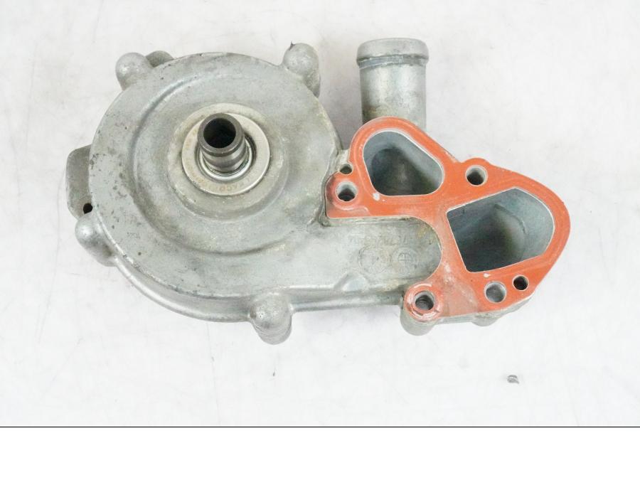 Snett uppifrån på Vattenpump från en BMW K 1200 S -2005 motorcykel.