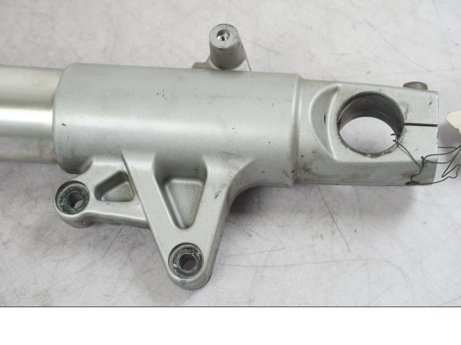 Höger sida på <p>Gaffelben höger till R 1200 RT 2011.</p>

<p>Skrapmärken, repor och mindre jack finns se bilder.</p> motorcykel.