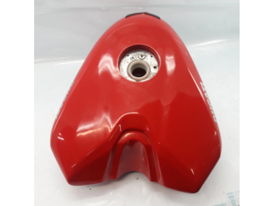 Vänster sida på Bensintank från en Ducati 848 -2010 motorcykel.