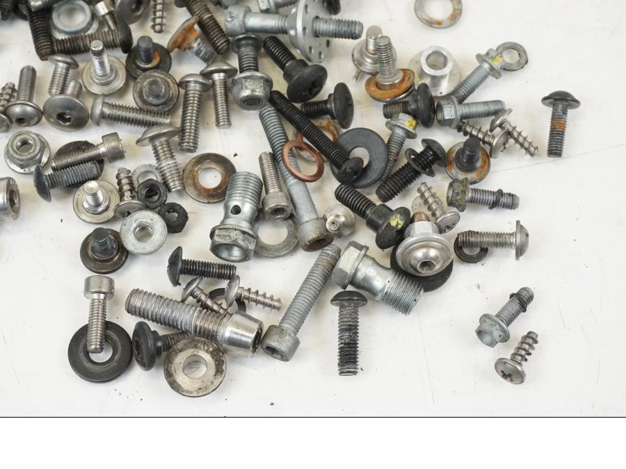 Höger sida på Skruv / Mutter etc från en Aprilia Tuono V4R -2011 motorcykel.