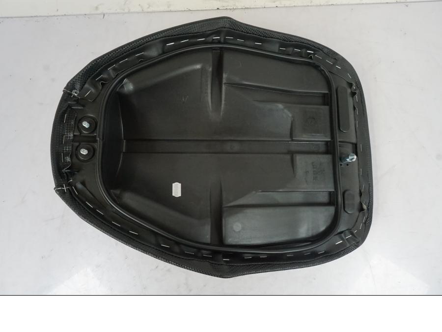 Snett nerifrån på Sadel från en Yamaha Aerox -2006 motorcykel.