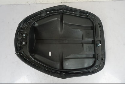 Snett nerifrån på Sadel från en Yamaha Aerox -2006 motorcykel.