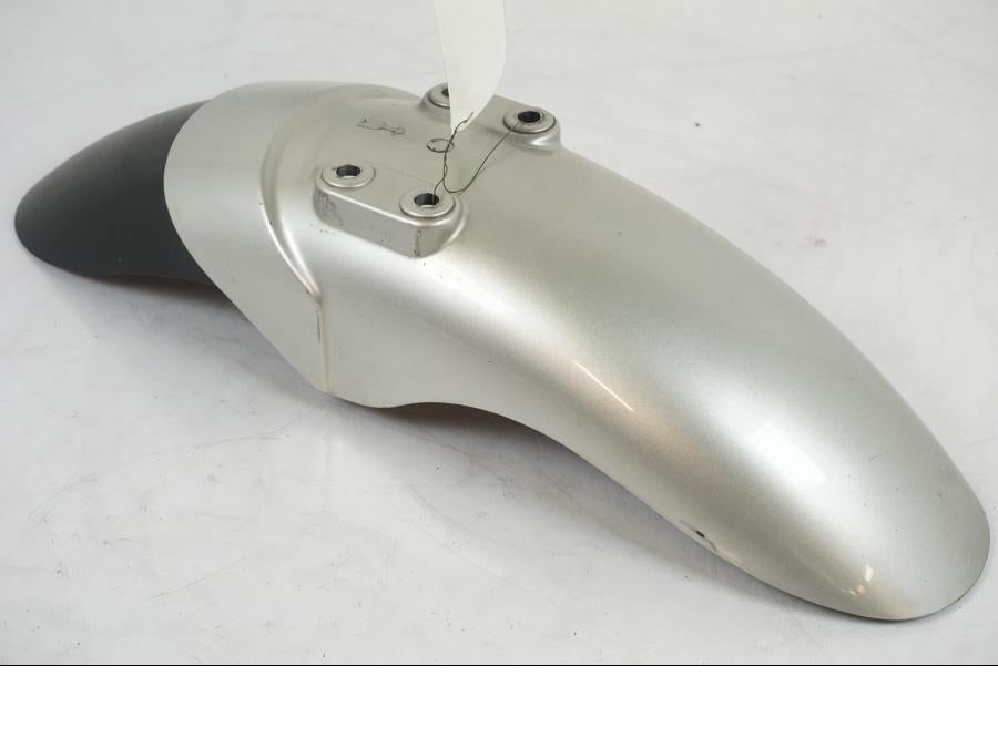 Snett nerifrån på <p>Framskärm från Yamaha V-MAX 1200 1997.</p>

<p>Mindre ytliga repor finns se bilder.</p>

<p>Skavmärke se bild.</p> motorcykel.