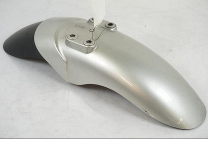 Snett nerifrån på <p>Framskärm från Yamaha V-MAX 1200 1997.</p>

<p>Mindre ytliga repor finns se bilder.</p>

<p>Skavmärke se bild.</p> motorcykel.