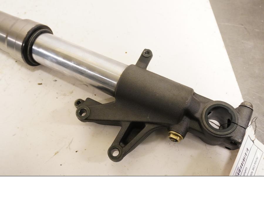 Vänster sida på Gaffelben från en Honda CBR 900 RR -2000 motorcykel.